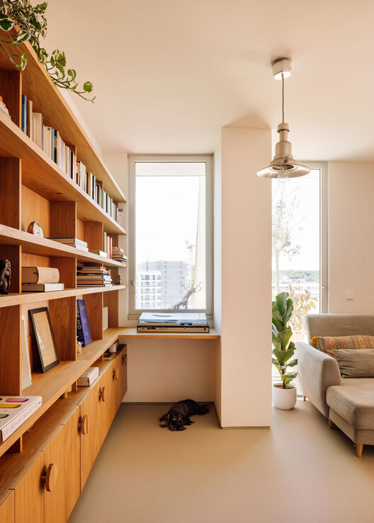 Reforma de Apartamento Mimabão / há.atelier - Fotografia de Interiores, Prateleira, Madeira, Iluminação