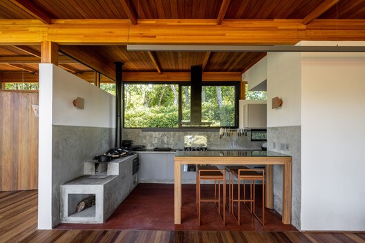 Cabana da Mantiqueira / Sabella Arquitetura - Fotografia de Interiores, Cozinha, Madeira, Bancada, Vidro, Viga