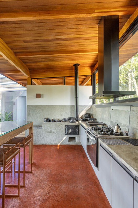 Cabana da Mantiqueira / Sabella Arquitetura - Fotografia de Interiores, Cozinha, Madeira, Bancada, Viga