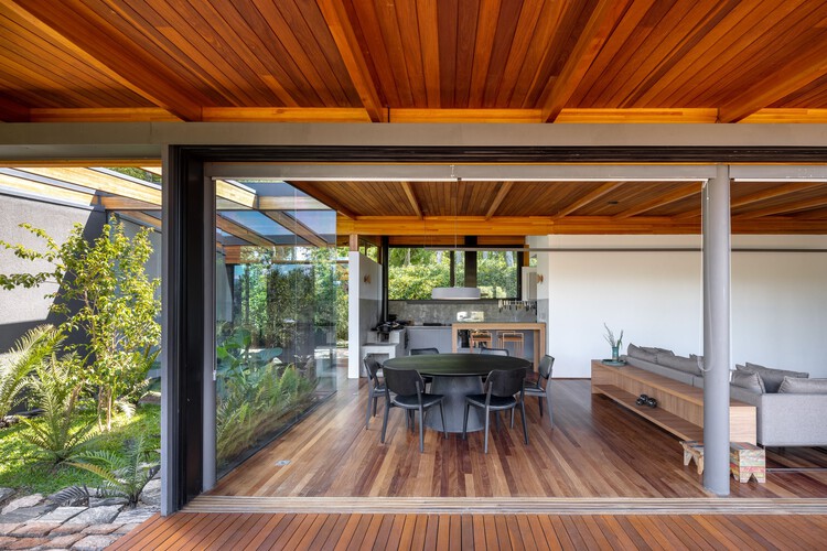 Cabana da Mantiqueira / Sabella Arquitetura - Fotografia de Interiores, Sala de Jantar, Madeira, Terraço, Viga, Cadeira, Pátio