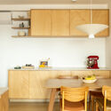Puzzle Apartment / Bruno Kim Arquitetura - Fotos interiores, cocina, madera, mesa, excimera, sillas