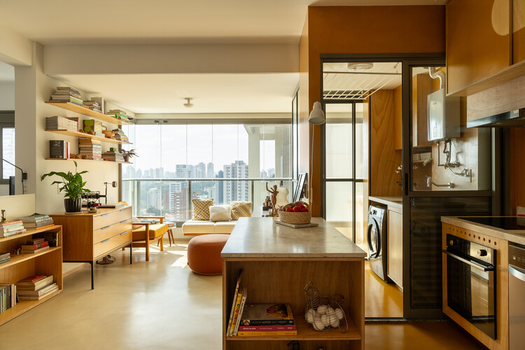 Puzzle Apartment / Bruno Kim Arquitetura - Fotos interiores, madera, mesa, sillas, estantes, encimeras