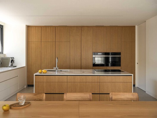 Casa Esculpida / Utopia – Arquitectura e Engenharia  - Fotografia de Interiores, Cozinha, Madeira, Bancada, Cadeira
