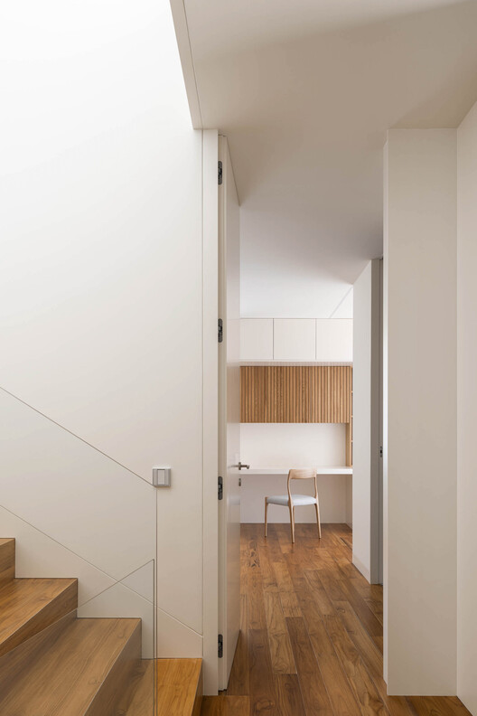 Casa Esculpida / Utopia – Arquitectura e Engenharia  - Fotografia de Interiores, Madeira, Porta