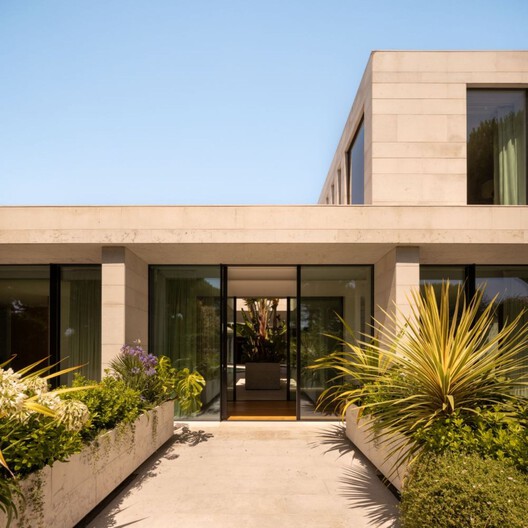 Casa V / João Tiago Aguiar, Arquitectos - Fotografia de Exterior, Porta, Concreto