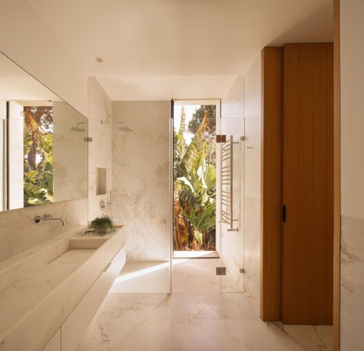 Casa V / João Tiago Aguiar, Arquitectos - Fotografia de Interiores, Banheiro, Madeira, Pia, Bancada