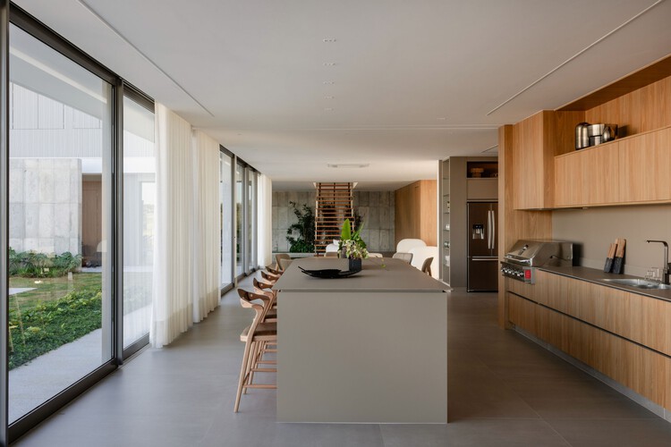 Balance House / Alexandre Chaguri Arquitetura - óptica interior, cocina, madera, sillas