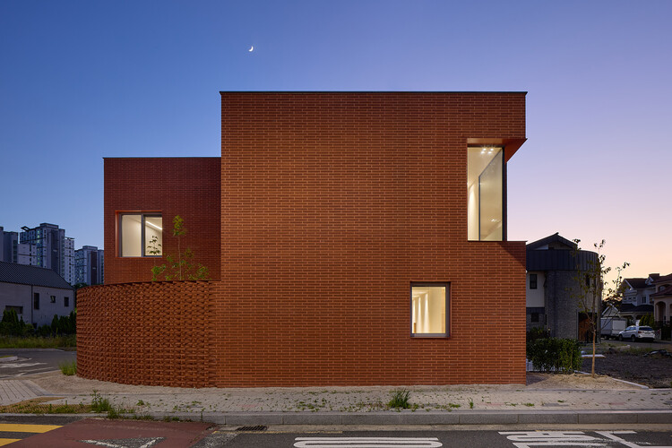 Casa C104-9 / AEA_ATELIER ESPACE Architectes - Fotos exteriores, madera, ladrillos