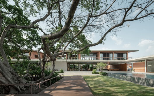 Banyan Tree House  / Anonym
