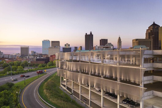 Parking Garages: Antithesis or Opportunity for 21st-Century Urbanism? Parking Garages: Antithesis or Opportunity for 21st-Century Urbanism? - Image 10 of 57