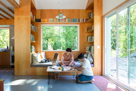 La Casa Verde / Boniface Oleksiuk Politano Architects - Fotografía interior, Madera, Estanterías, Sillas