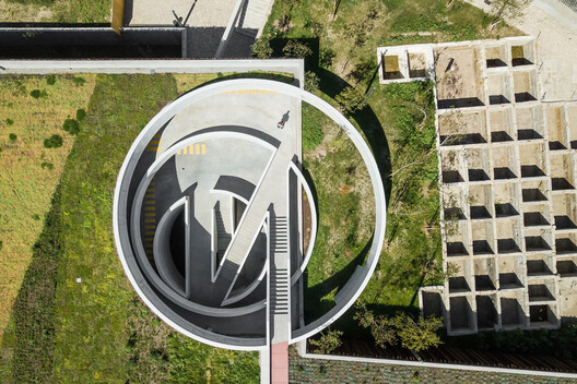 Parking Garages: Antithesis or Opportunity for 21st-Century Urbanism? Parking Garages: Antithesis or Opportunity for 21st-Century Urbanism? - Image 40 of 57