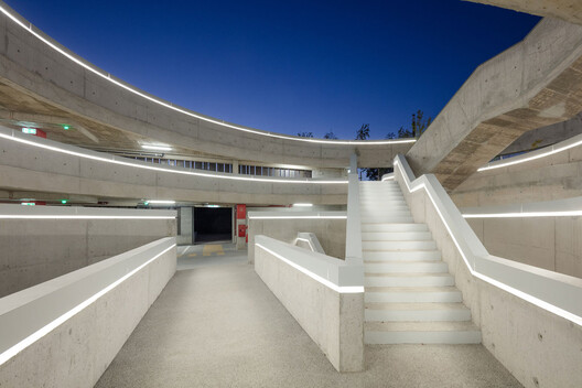 Parking Garages: Antithesis or Opportunity for 21st-Century Urbanism? Parking Garages: Antithesis or Opportunity for 21st-Century Urbanism? - Image 37 of 57