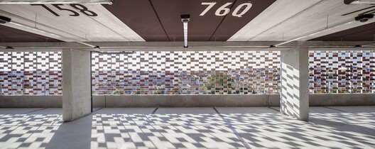 Parking Garages: Antithesis or Opportunity for 21st-Century Urbanism? Parking Garages: Antithesis or Opportunity for 21st-Century Urbanism? - Image 30 of 57