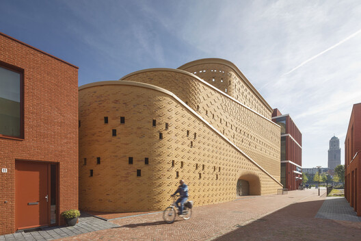 Parking Garages: Antithesis or Opportunity for 21st-Century Urbanism? Parking Garages: Antithesis or Opportunity for 21st-Century Urbanism? - Image 43 of 57