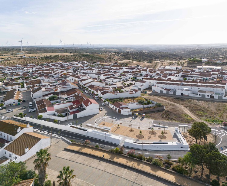 Sobre las vallas - Plaza Clara Campoamor en San Silvestre de Guzmán (Huelva - España) / estudio veintidós - Plaza