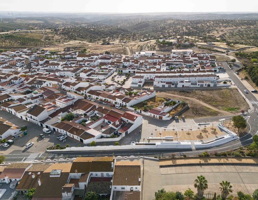 Sobre os Muros - Praça Clara Campoamor / estudio veintidós - Imagem 12 de 24