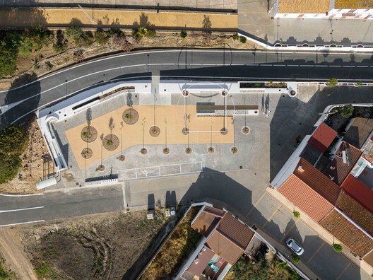 Sobre os Muros - Praça Clara Campoamor / estudio veintidós - Imagem 14 de 24