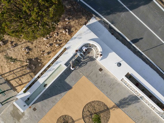 Sobre os Muros - Praça Clara Campoamor / estudio veintidós - Fotografia de Exterior, Concreto