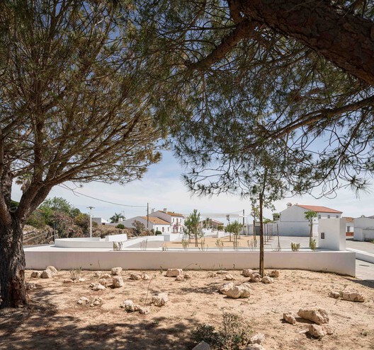 Sobre os Muros - Praça Clara Campoamor / estudio veintidós - Imagem 16 de 24