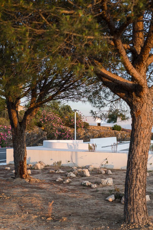 Sobre os Muros - Praça Clara Campoamor / estudio veintidós - Imagem 17 de 24