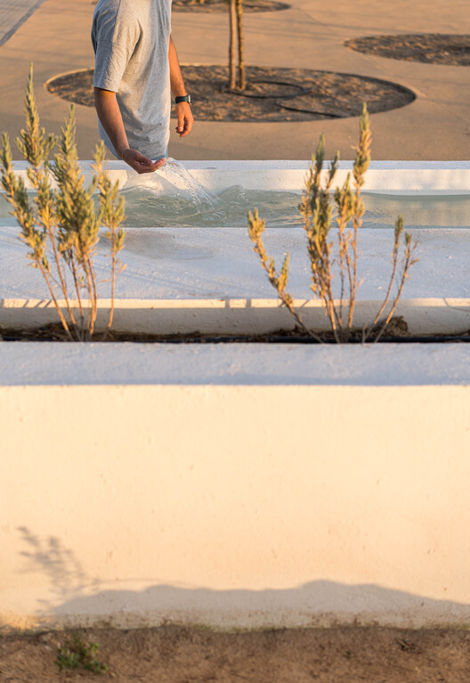 Sobre os Muros - Praça Clara Campoamor / estudio veintidós - Fotografia de Interiores