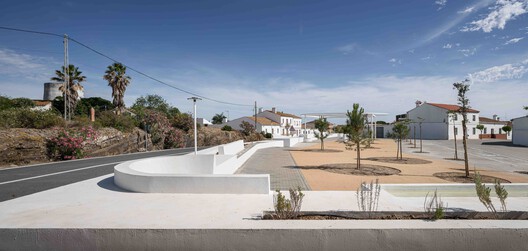 Sobre os Muros - Praça Clara Campoamor / estudio veintidós - Fotografia de Exterior