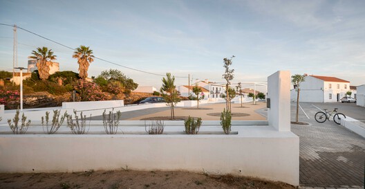 Sobre os Muros - Praça Clara Campoamor / estudio veintidós - Fotografia de Exterior, Concreto