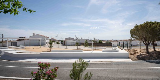 Sobre os Muros - Praça Clara Campoamor / estudio veintidós - Imagem 6 de 24