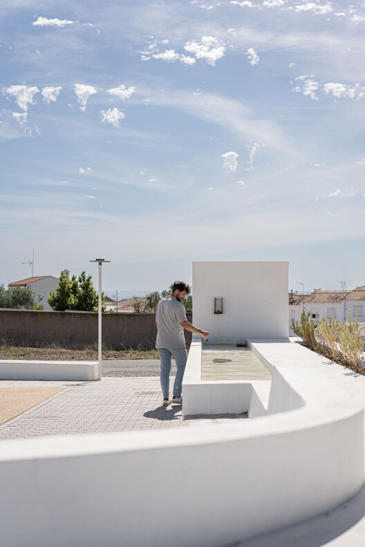 Sobre os Muros - Praça Clara Campoamor / estudio veintidós - Fotografia de Exterior, Concreto