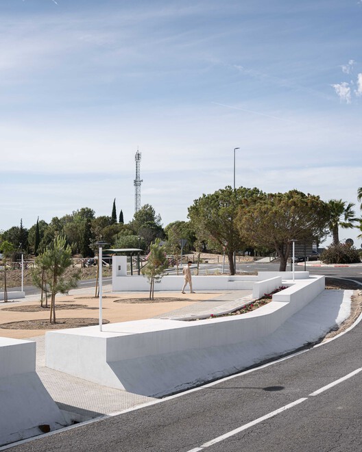 Sobre os Muros - Praça Clara Campoamor / estudio veintidós - Imagem 8 de 24