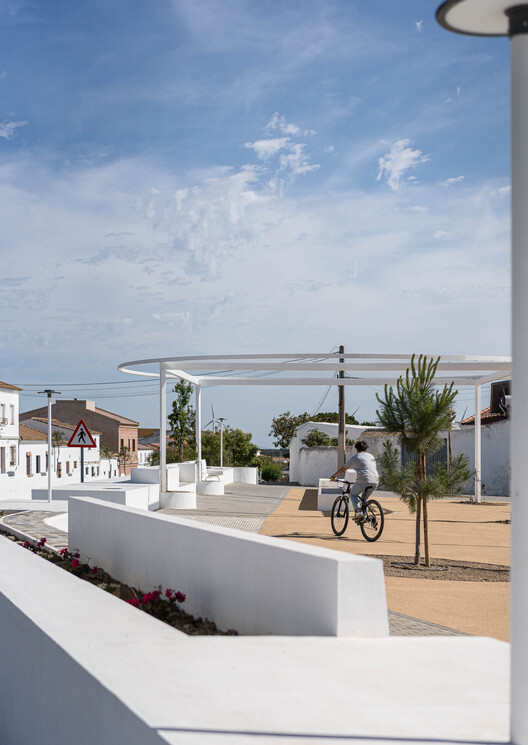 Sobre os Muros - Praça Clara Campoamor / estudio veintidós - Fotografia de Exterior, Concreto