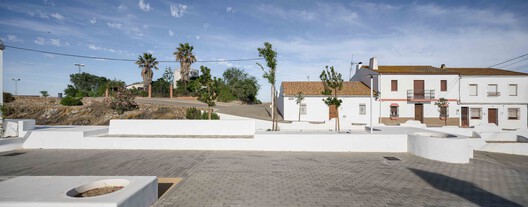 Sobre os Muros - Praça Clara Campoamor / estudio veintidós - Fotografia de Exterior, Concreto