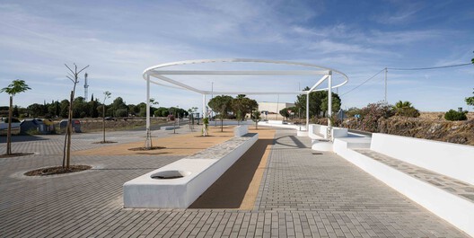 Sobre os Muros - Praça Clara Campoamor / estudio veintidós - Imagem 3 de 24