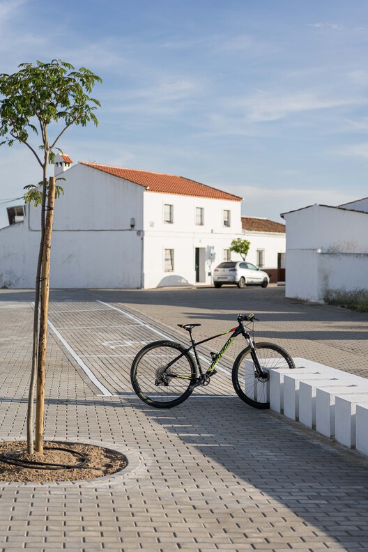Sobre os Muros - Praça Clara Campoamor / estudio veintidós - Fotografia de Exterior