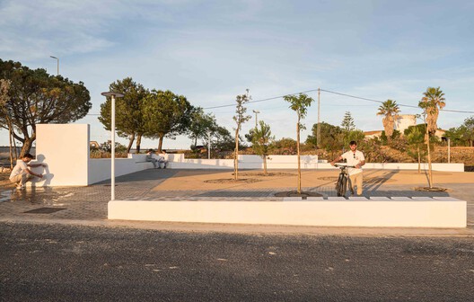 Sobre os Muros - Praça Clara Campoamor / estudio veintidós - Fotografia de Exterior, Concreto