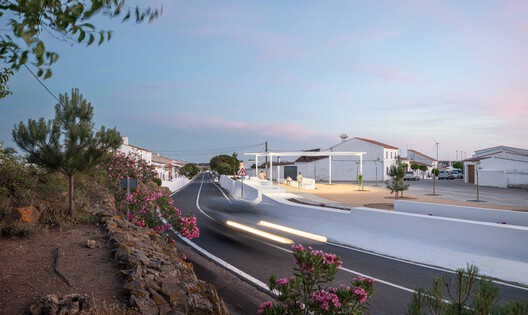 Sobre os Muros - Praça Clara Campoamor / estudio veintidós - Fotografia de Exterior