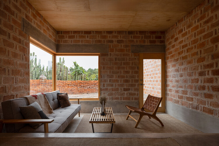 Casa finlandesa/Escobedo Soliz Studio - Fotografía interior, sala de estar, madera, ladrillos