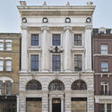 Ibraaz center for art, culture and ideas at 93 Mortimer Street, London. Image courtesy of Ibraaz. Image © Ben Westoby - Fine Art Documentation Sumayya Vally Renovates Heritage Building in Central London as New Arts and Cultural Center - Image 1 of 4