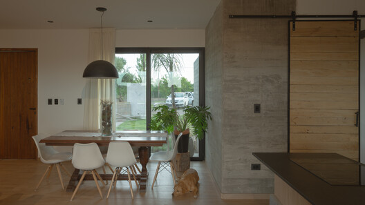 Casa Ringo / UNO MÁS UNO Arquitectos - Fotografía interior, Comedor, Madera, Iluminación, Sillas, Mesas, Puerta, Vidrio