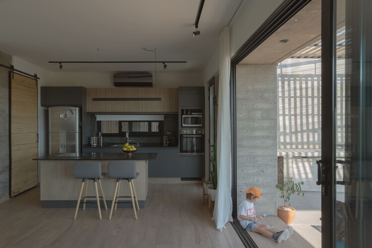 House Ringo/A Plus An Architect - Fotografía interior, madera, iluminación, cocina, encimeras, sillas, vidrio