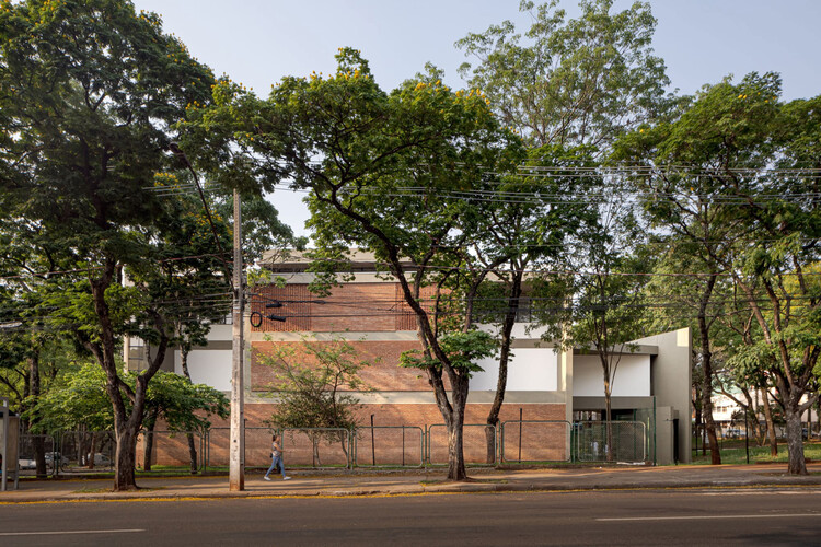 Edificio administrativo de la Universidad de La Maringáy Agente Banker/Verri y Galvão Arquitecto Brick House - Foto extranjera