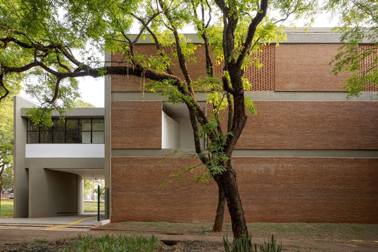 Edificio Administrativo de la Universidad de La Maringá Yagencia Banking / Verri & Galvão Architects Brick House - Fotografía exterior, Ladrillo, concreto