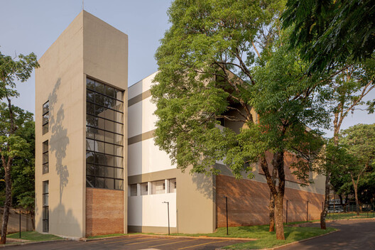 Edificio Administrativo de la Universidad Estatal de Maringá y Agencia Bancaria  / Verri & Galvão Arquitetos - Imagen 2 de 15