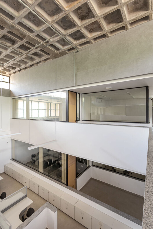 Edificio de la Administración de la Corporación de la Universidad Estatal y Banking / Verri y Galvão Arquitetos Brick House - Fotografía interior, cocina, madera, madera, iluminación, vidrio, vigas fijas