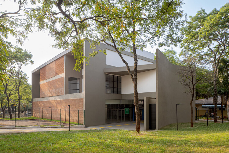 Edificio administrativo de la Universidad de La Maringáy Agente Banker/Verri y Galvão Arquitecto Brick House - Foto extranjera