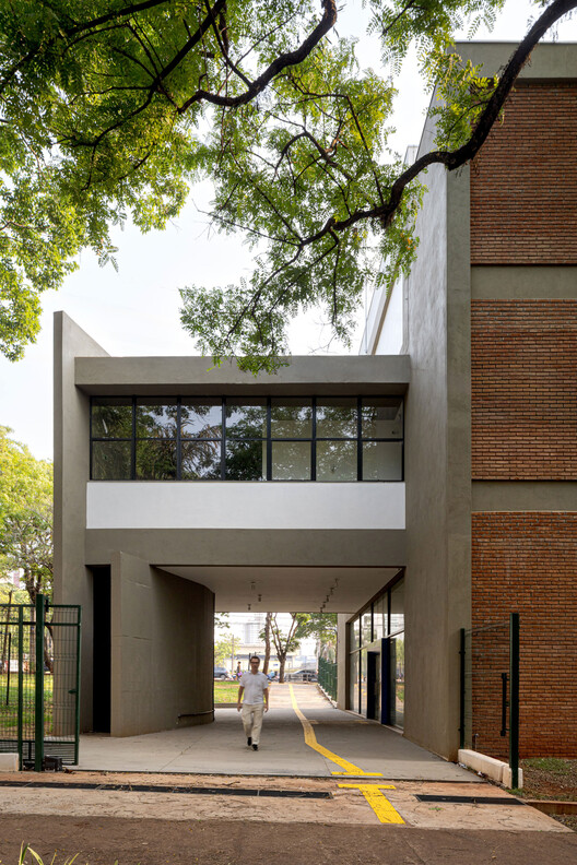 La Agencia Bank/Verri & Galvão Architects Brick House La University Administration Edificio