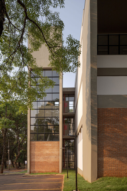 Edificio de Administración de la Corporación de la Universidad Estatal y Banking / Verri y Galvão Arquiteos Brick House - Fotografía exterior, ladrillo, vidrio, concreto