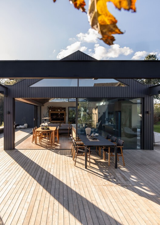 Casa Tikira / Shinagawa arquitetura - Fotografía exterior, Madera, Terraza, Patio, Patio interior, Sillas