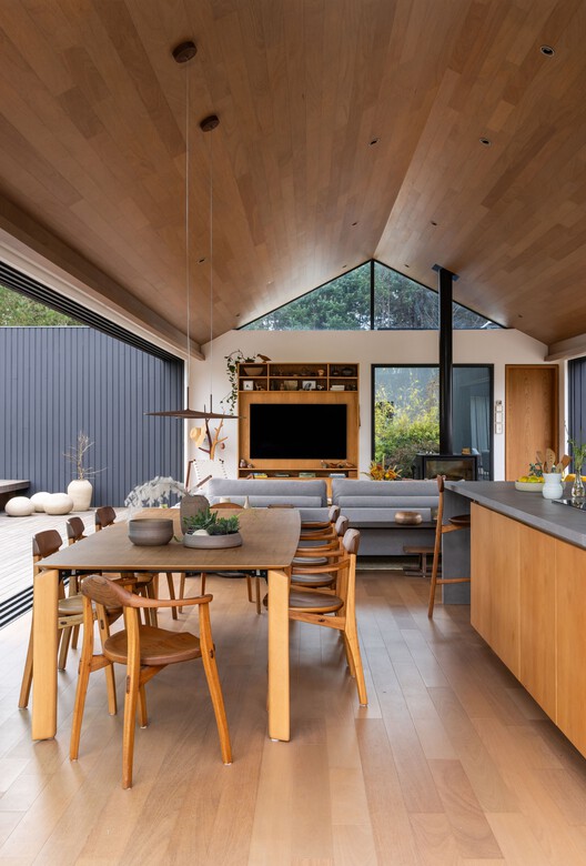 Casa Tikira / Shinagawa arquitetura - Fotografía interior, Madera, Mesas, Iluminación, Encimera, Cocina, Sillas